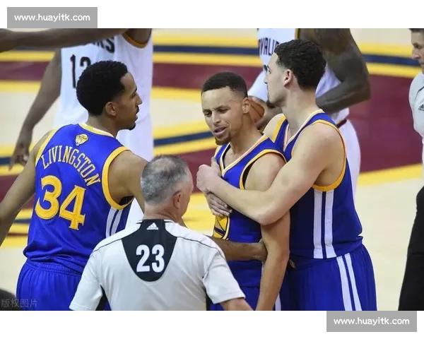 詹姆斯与库里巅峰对决定格瞬间再现时代传奇篮球之争赛场风云画面